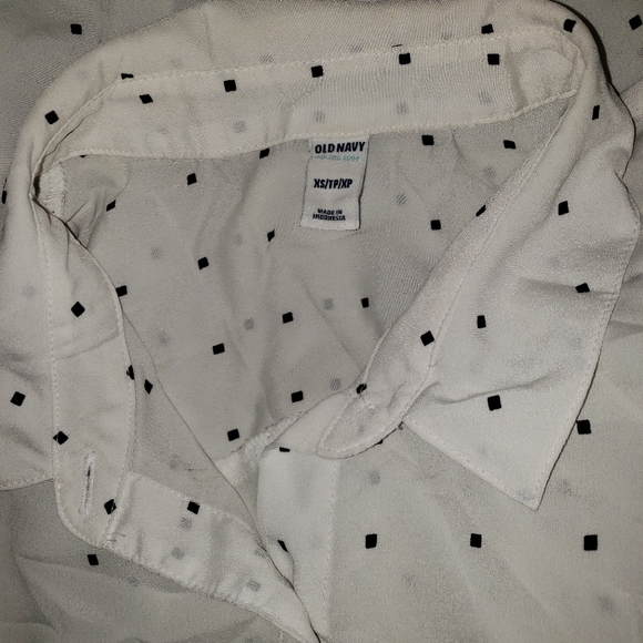 Old Navy's Women's Polka Dot Sleeveless Blouse - Picture 6 of 6
